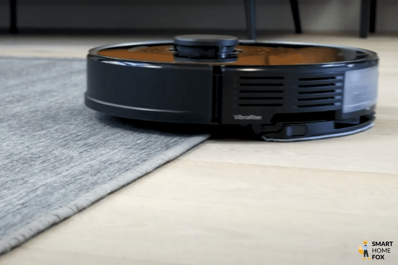 The Roborock S7 MaxV drives onto a carpet.